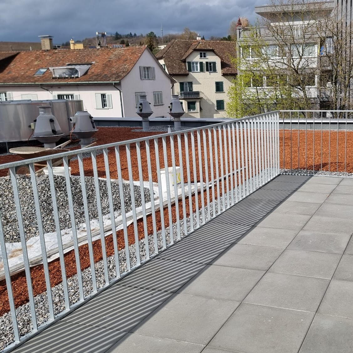 Auflastgeländer auf Flachdach – Beispiel 2