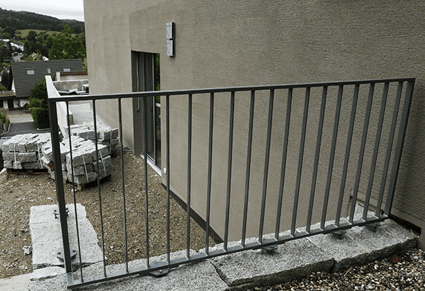 Staketengeländer feuerverzinkt auf Blockstein – Beispiel 3