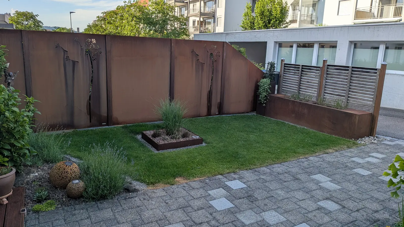 Rasenkanten aus Stahl: Ein Garten mit klaren Kanten