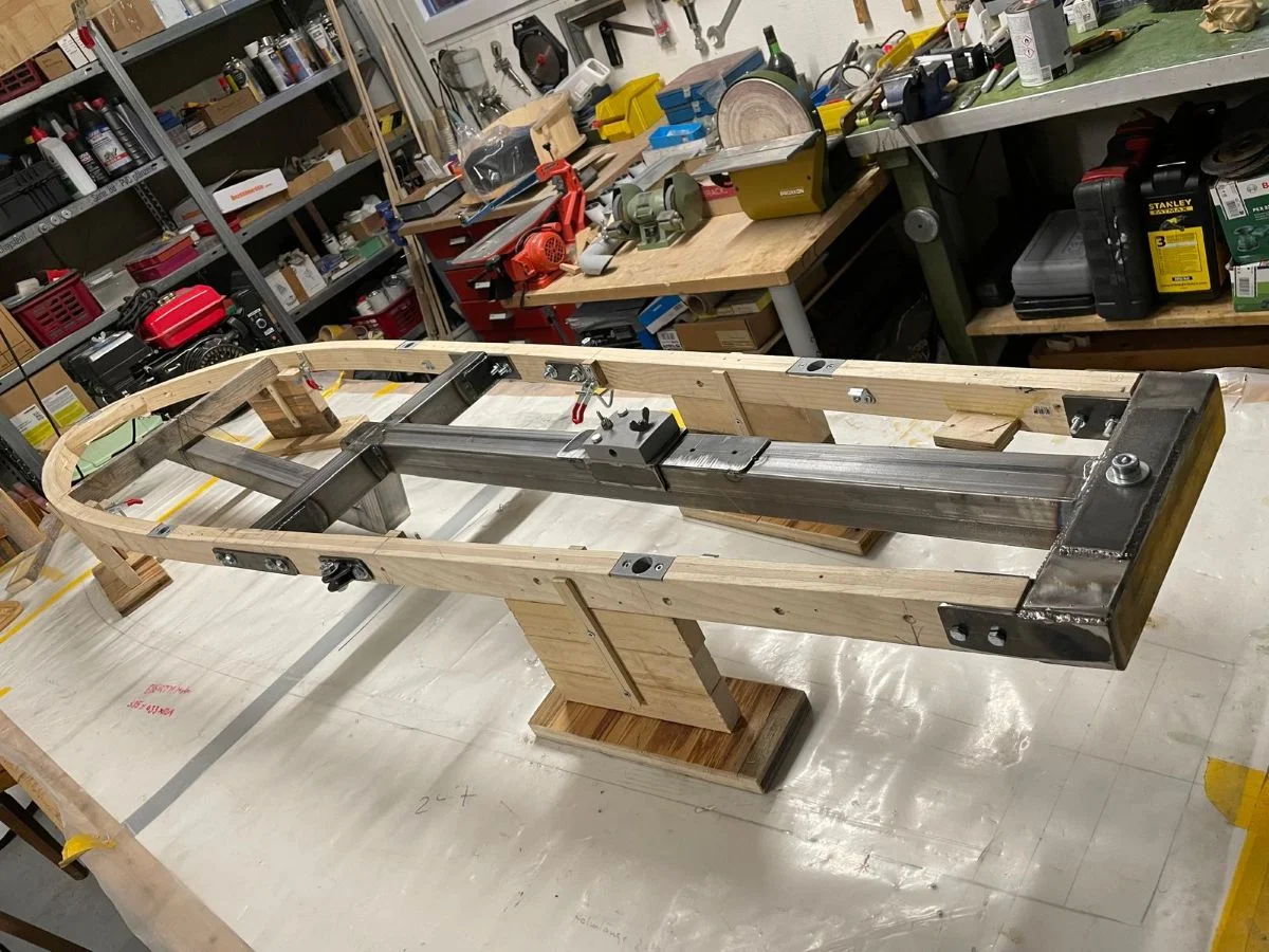 Chassis für ein Cyclekart: Stahlecken in einer Holzkonstruktion, vom Kunden selbst verschweisst