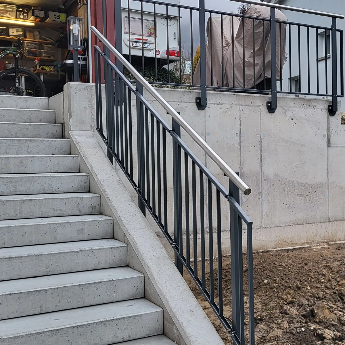 Staketengeländer Flex in Anthrazit, seitlich auf Beton montiert, mit Chromstahl-Handlauf, Standardausführung