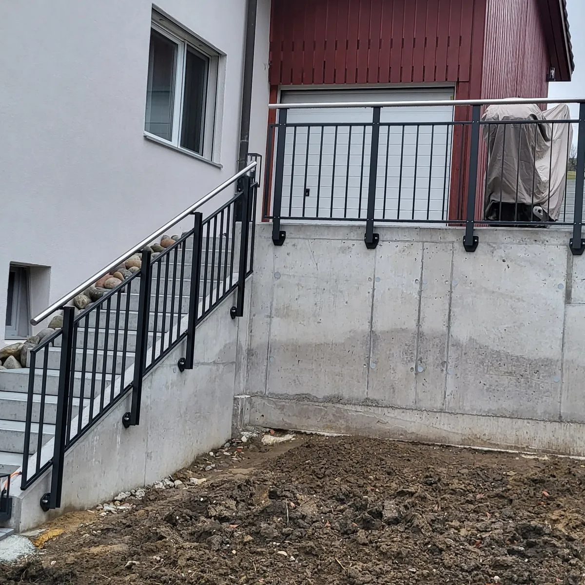Staketengeländer Flex auf Betonmauer montiert, Detailansicht der seitlichen Befestigung, anthrazit pulverbeschichtet